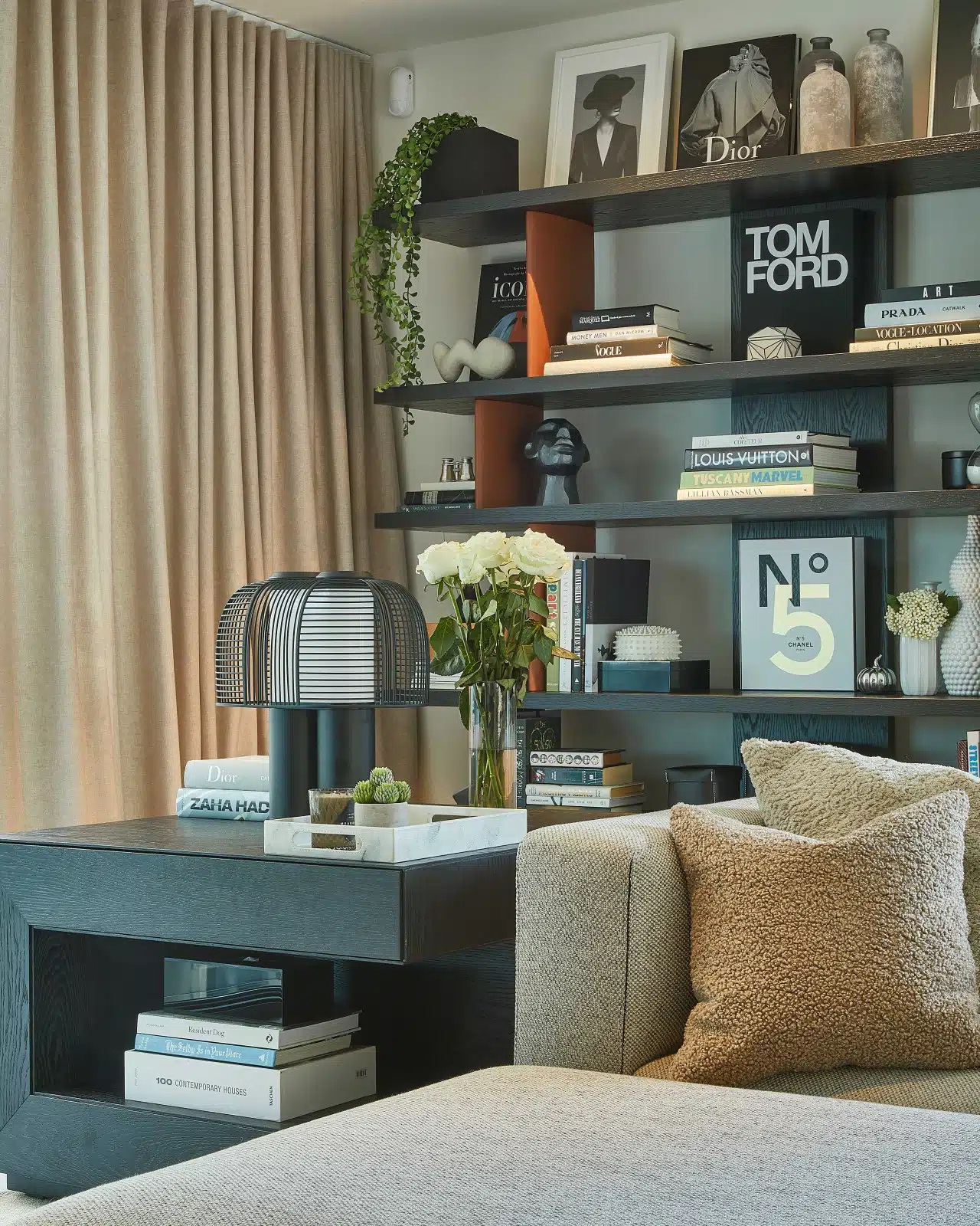 2. Chủ đề và màu sắc