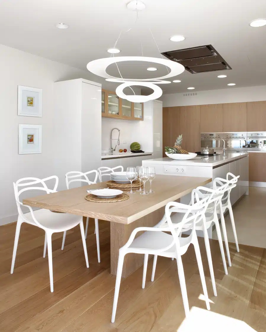 6. Máy hút mùi được lắp trên trần nhà