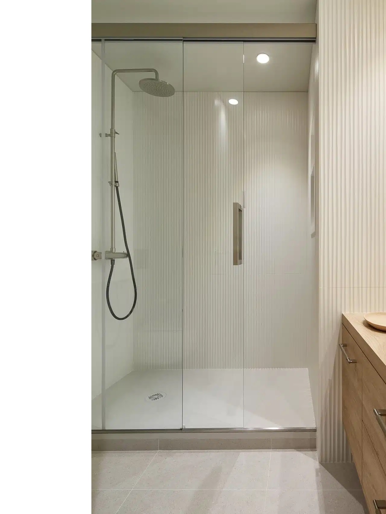 8. Vách ngăn trong suốt hoặc rèm che cao