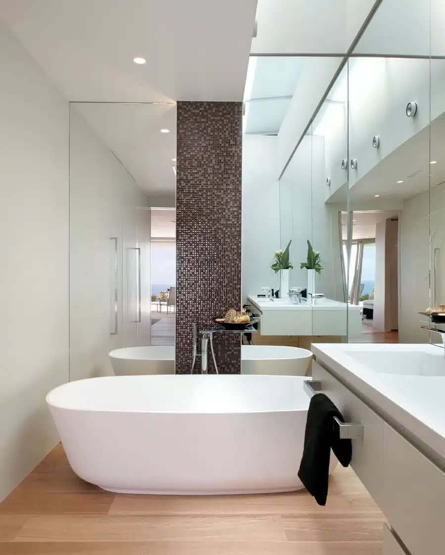 Bồn tắm lớn có tầm nhìn ra biển | Trọng Interior