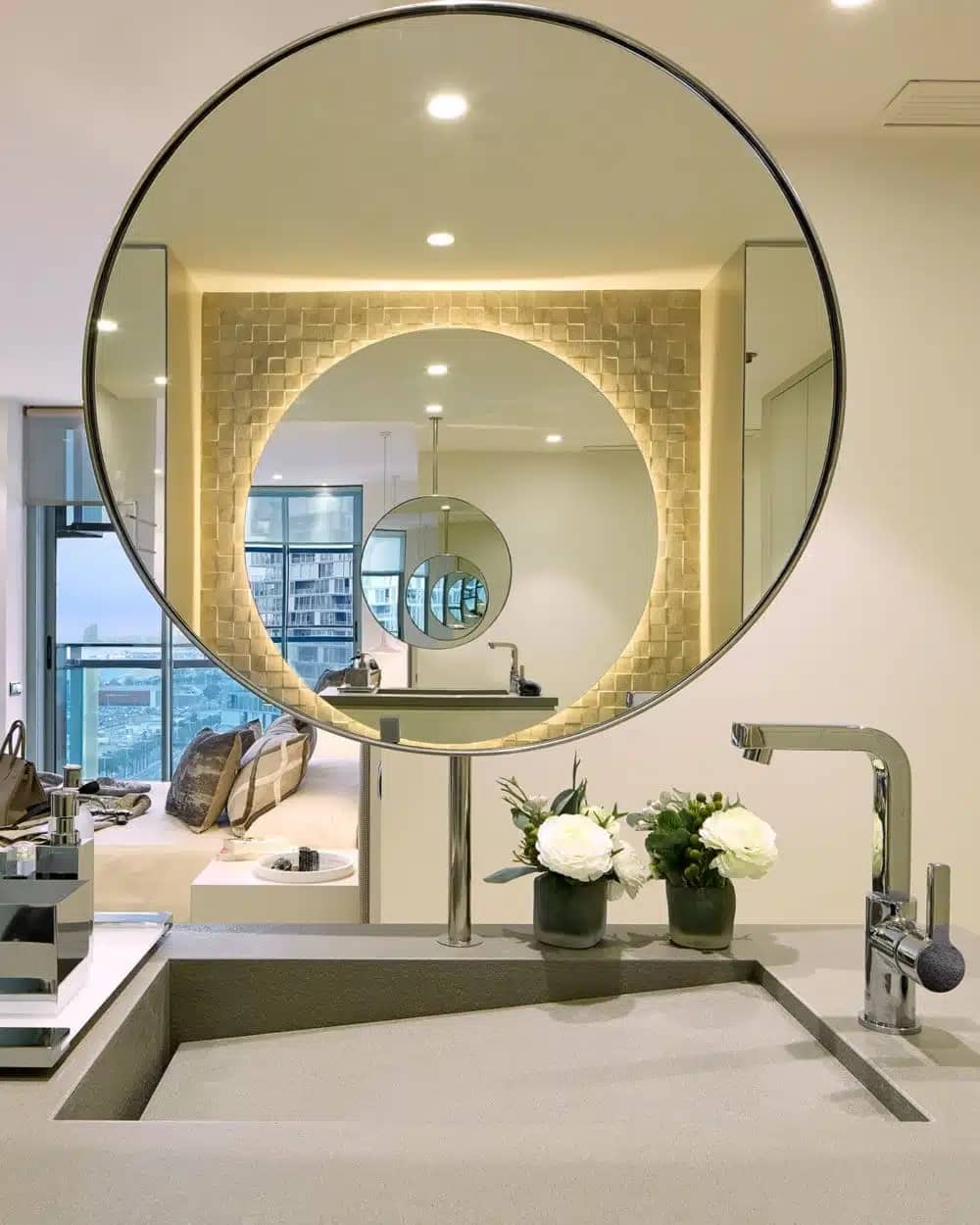 Gắn gương đằng sau để phòng tắm sang trọng hơn | Trọng Interior