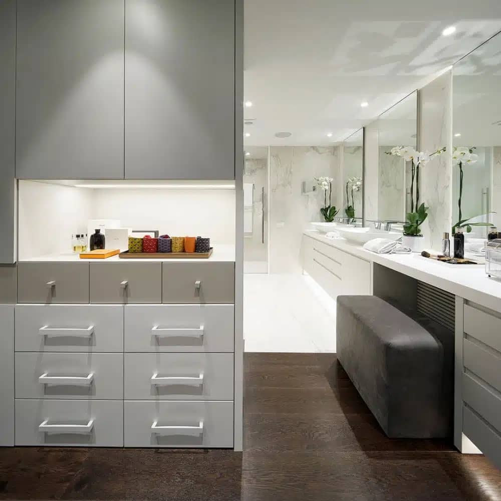 Phòng tắm tone trắng ốp gương phong cách hiện đại | Trọng Interior