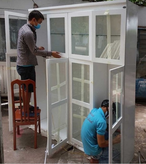 Tủ kệ gỗ cánh kính shop bán hàng lắp đèn led KTB19